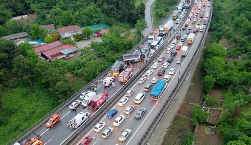 TEM’de makaslayan tır felaketİ 30 araç birbirine girdi
