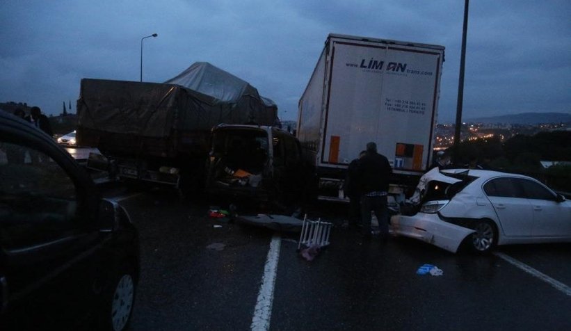 TEM’de makaslayan tır felaketİ 30 araç birbirine girdi
