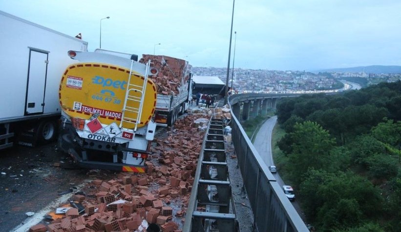 TEM’de makaslayan tır felaketİ 30 araç birbirine girdi