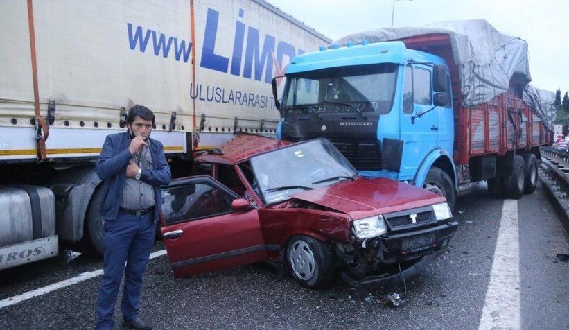 TEM’de makaslayan tır felaketİ 30 araç birbirine girdi