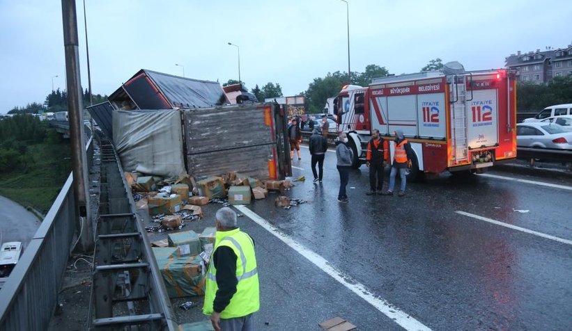 TEM’de makaslayan tır felaketİ 30 araç birbirine girdi