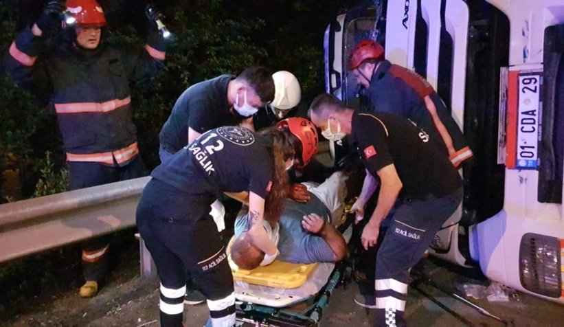 TEM’de tır devrildi, ikinci kaptanı itfaiye kurtardı