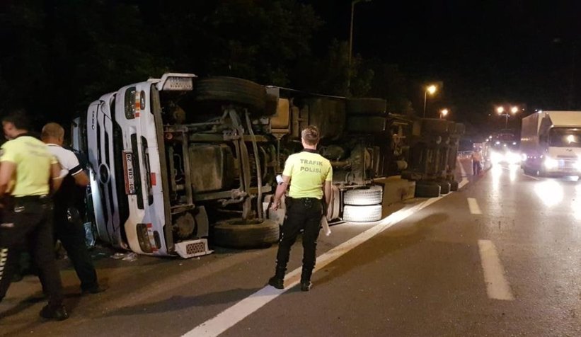 TEM’de tır devrildi, ikinci kaptanı itfaiye kurtardı