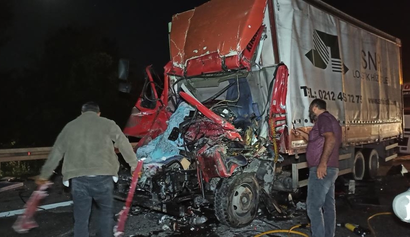 TEM’de tıra arkadan çarpan kamyon kağıt gibi ezildi: 1 ölü