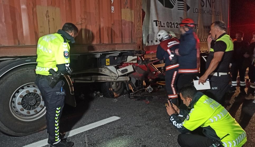 TEM’de tıra arkadan çarpan kamyon kağıt gibi ezildi: 1 ölü