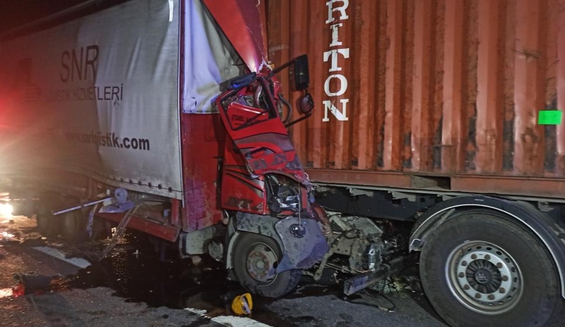 TEM’de tıra arkadan çarpan kamyon kağıt gibi ezildi: 1 ölü