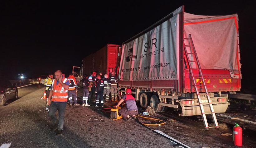 TEM’de tıra arkadan çarpan kamyon kağıt gibi ezildi: 1 ölü