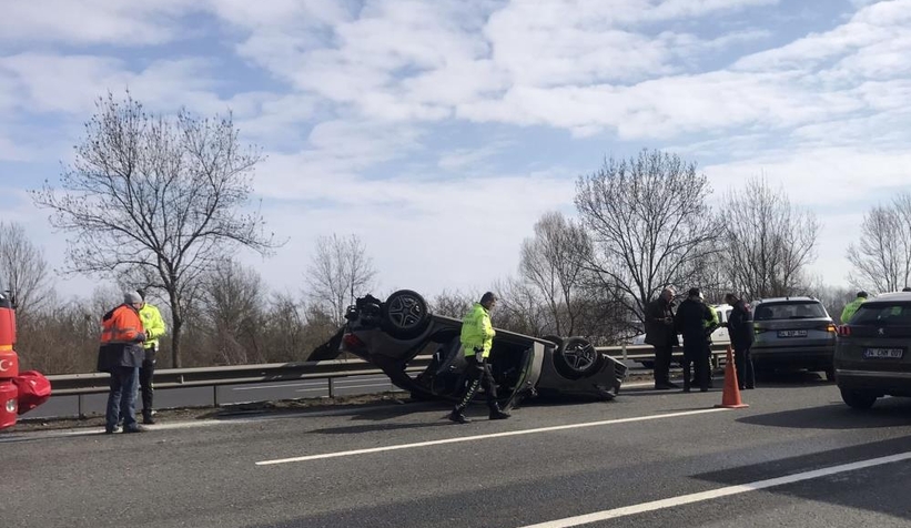 TEM’de tıra çarpan otomobil takla attı