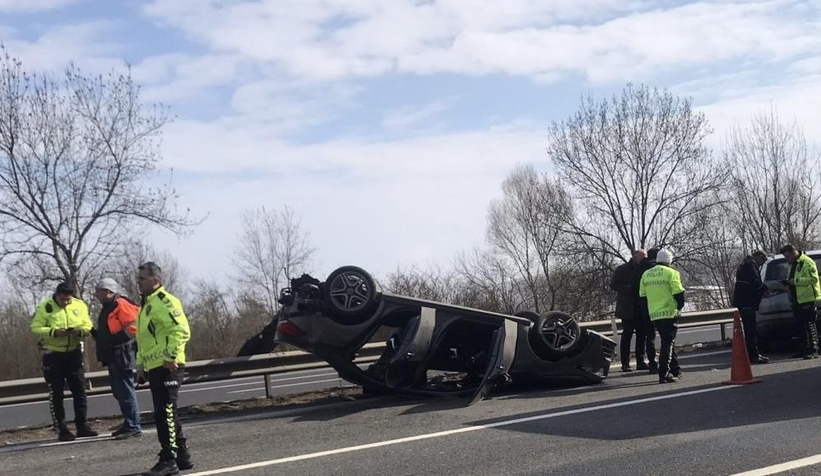 TEM’de tıra çarpan otomobil takla attı