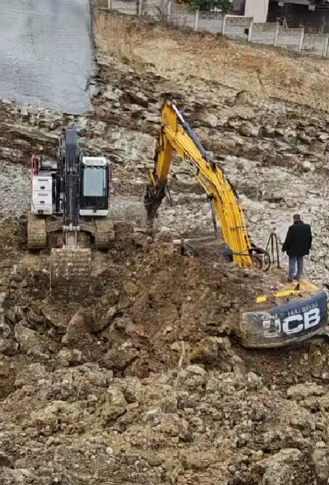 Temel kazısında toprak kayması; Operatör ölümden döndü