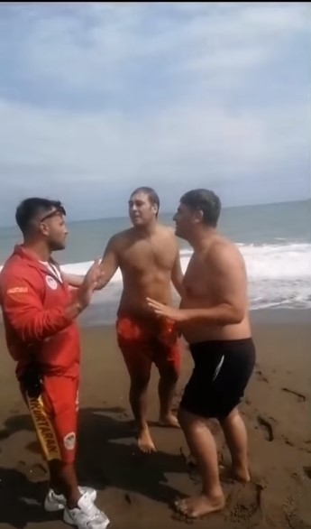 tepki-ceken-olay-yasagi-dinlemedi-denize-girdiz29jmuvknm