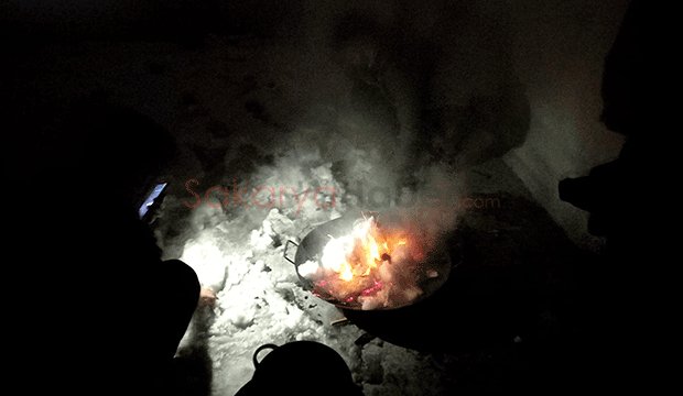 Terasta yakılan mangal ekipleri alarma geçirdi