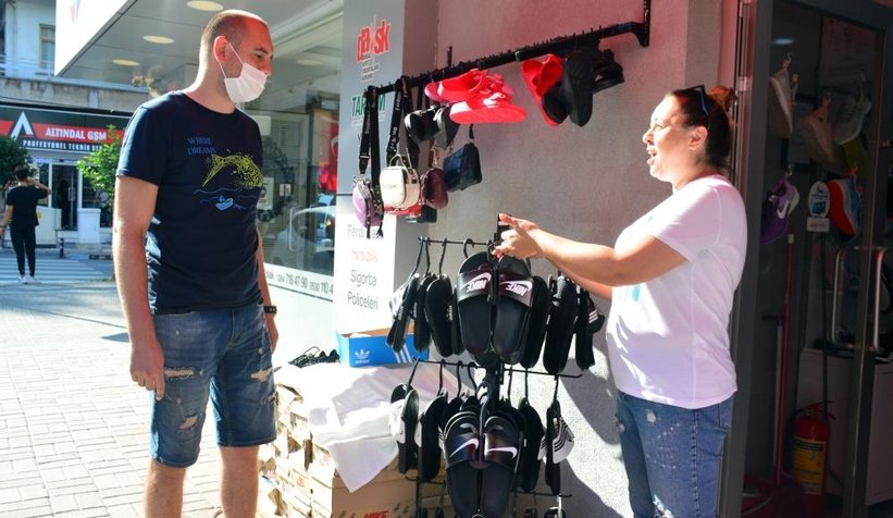 Terlik hırsızı kameraya yakalandı