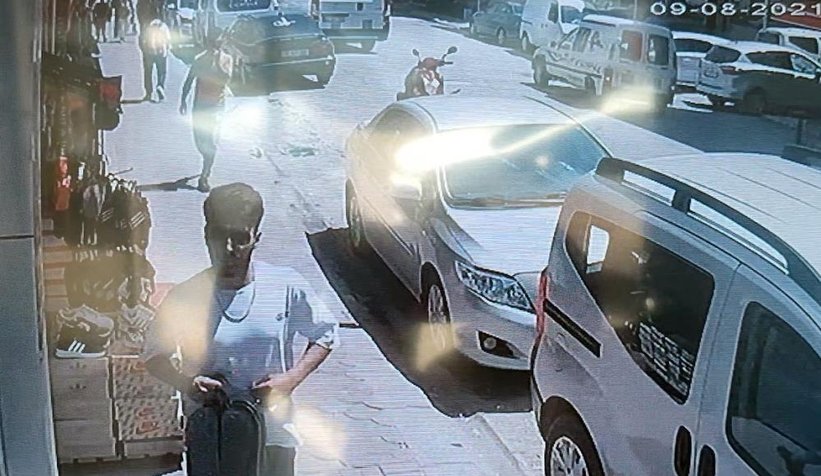 Terlik hırsızı kameraya yakalandı