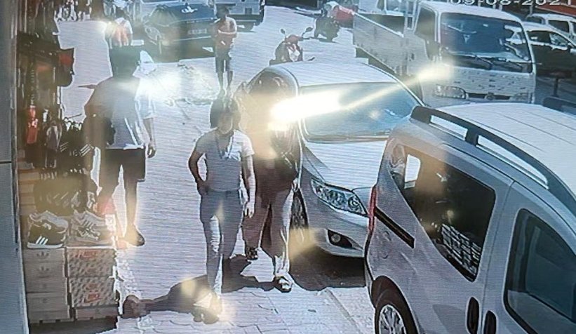 Terlik hırsızı kameraya yakalandı