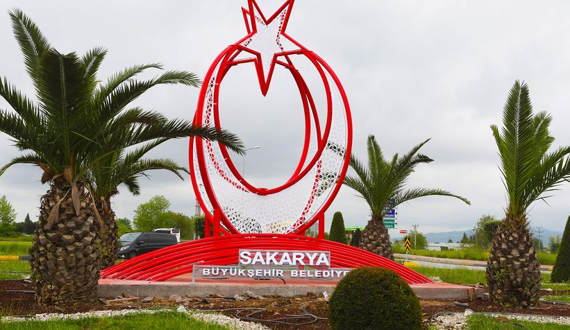 Terminali Kavşağı Ay Yıldız'la süslendi