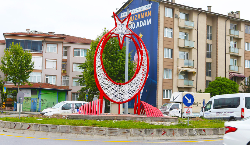 Terminali Kavşağı Ay Yıldız'la süslendi