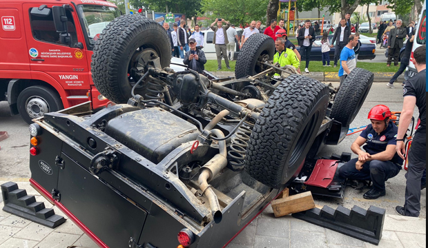 Ters dönen arazi aracında sıkıştı