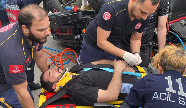 Ters dönen arazi aracında sıkıştı