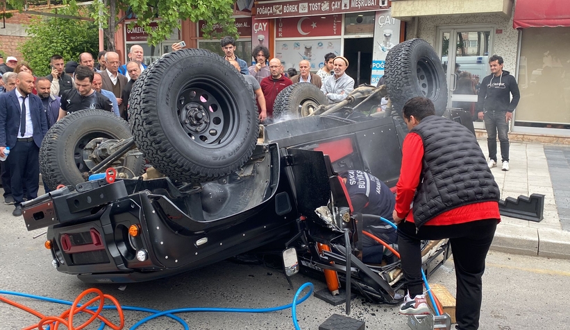 Ters dönen arazi aracında sıkıştı