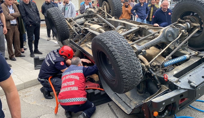 Ters dönen arazi aracında sıkıştı