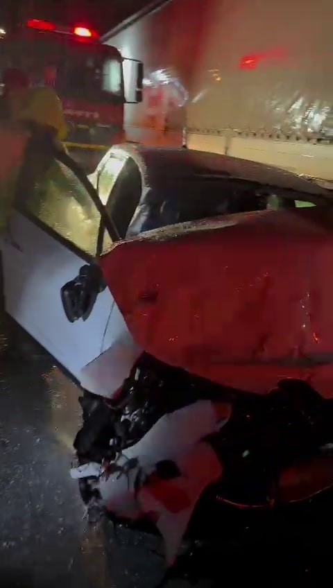 Ters yöne giren otomobili tır biçti: 1 ölü, 3 yaralı