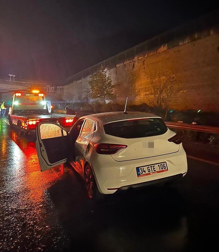 Ters yöne giren otomobili tır biçti: 1 ölü, 3 yaralı