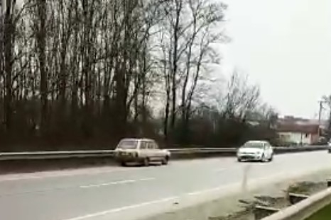 Ters yöne giren sürücü faciaya davetiye çıkardı