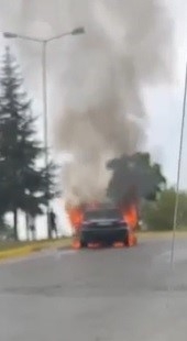 Test sürüşüne çıkardığı lüks otomobil alev alev yandı