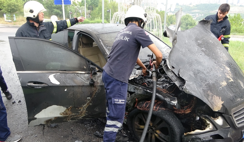 Test sürüşüne çıkardığı lüks otomobil alev alev yandı