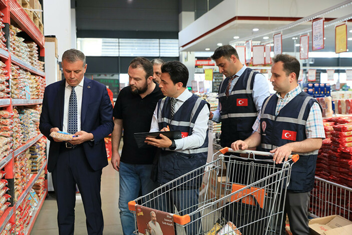 ticaret-bakanligi-nin-marketlerdeki-fiyat-ve-etiket-denetimlerini-suruyorqy9du2rvbn
