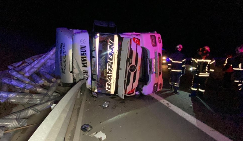 tir-70-metre-suruklendi-halilar-etrafa-sacildirxfieuevdu