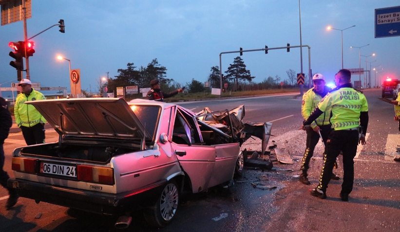 TIR'a arkadan çarpan otomobil paramparça oldu: 1 ölü