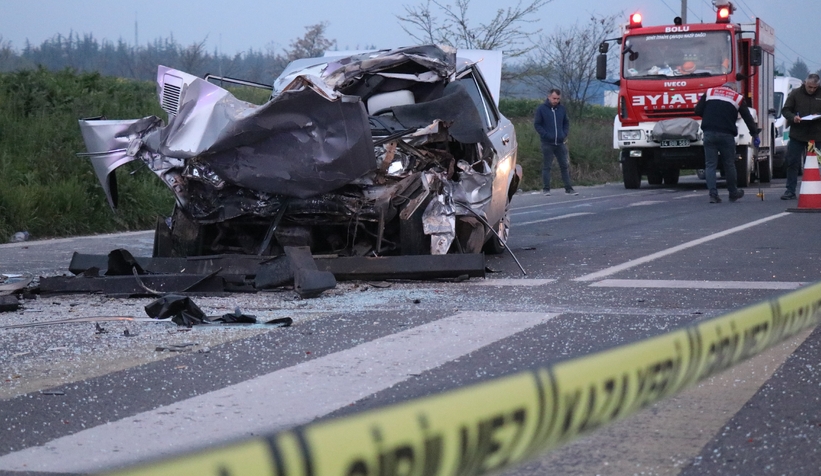 TIR'a arkadan çarpan otomobil paramparça oldu: 1 ölü