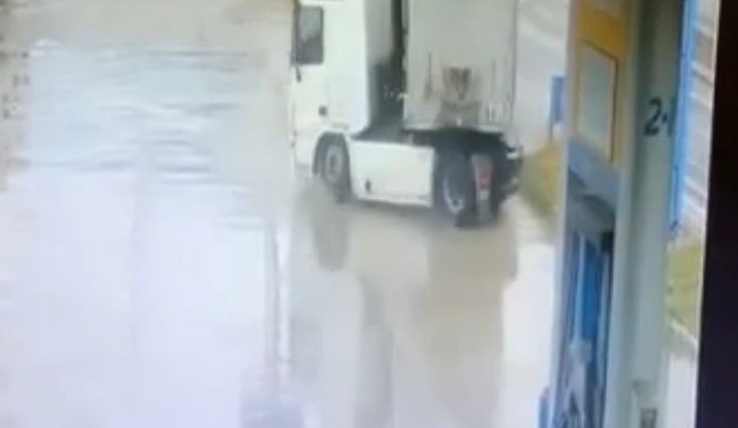 Tır, akaryakıt istasyonuna böyle dalmış