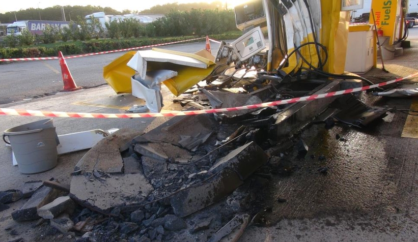 Tır akaryakıt istasyonuna daldı, faciadan dönüldü