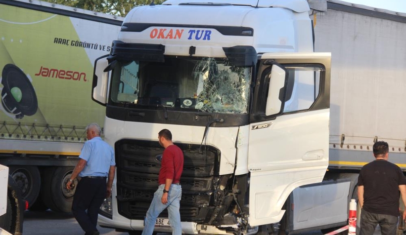 Tır akaryakıt istasyonuna daldı, faciadan dönüldü