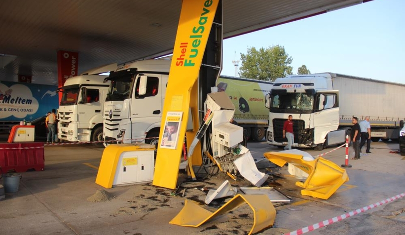 Tır akaryakıt istasyonuna daldı, faciadan dönüldü