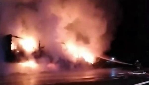 Tır alev topuna döndü