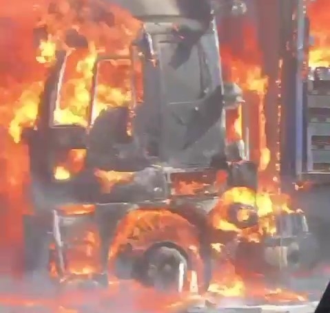 Tır alev topuna döndü