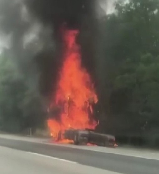 Tır alevlere teslim oldu