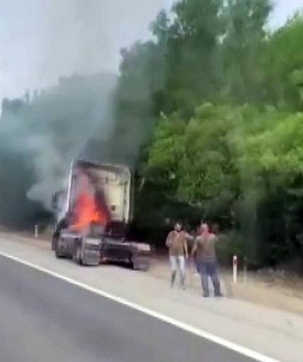 Tır alevlere teslim oldu