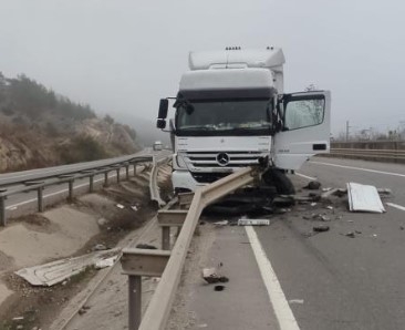 tir-bariyerlere-girdin3pdmzz6wt