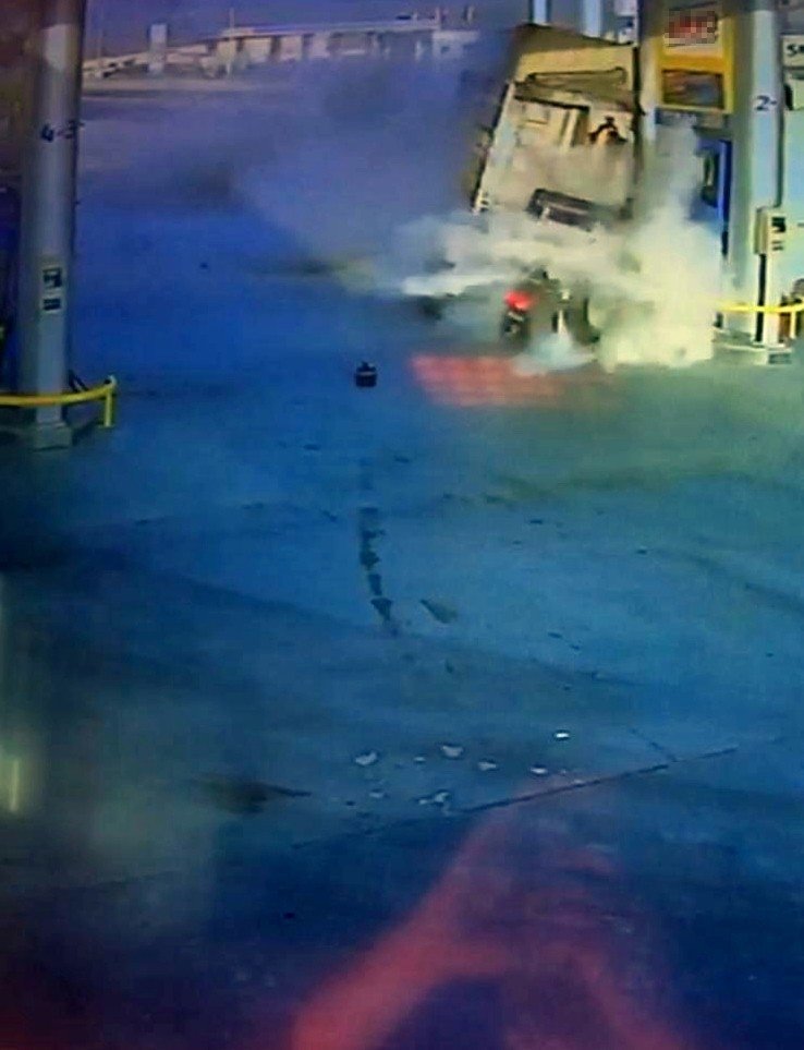 Tır benzinliğe böyle daldı