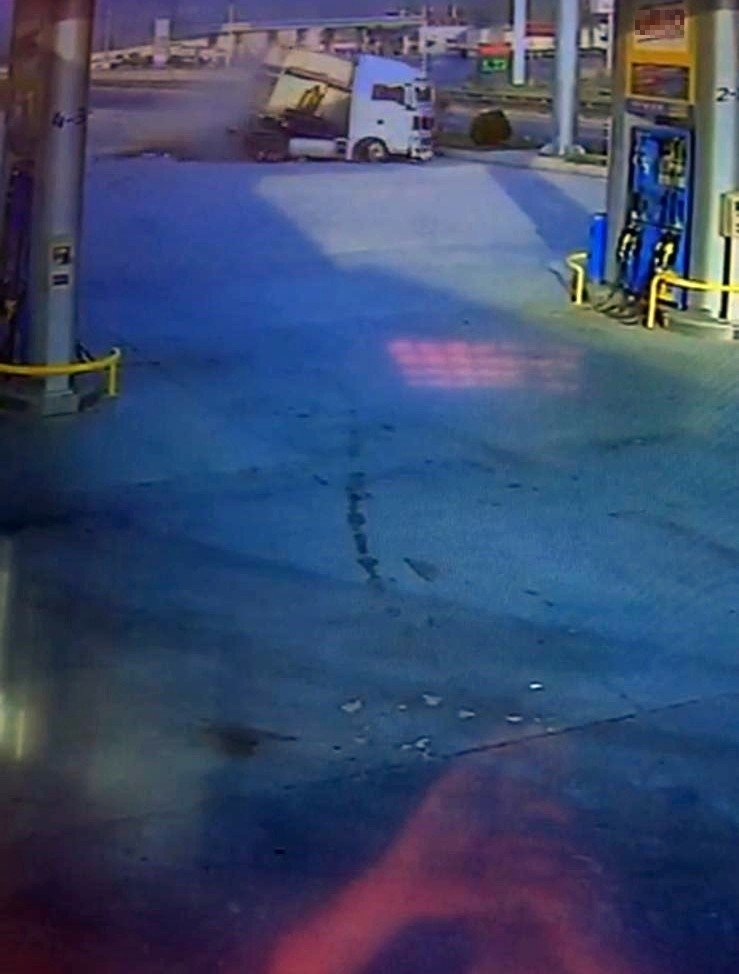 Tır benzinliğe böyle daldı