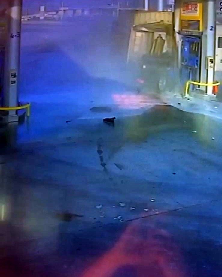 Tır benzinliğe böyle daldı