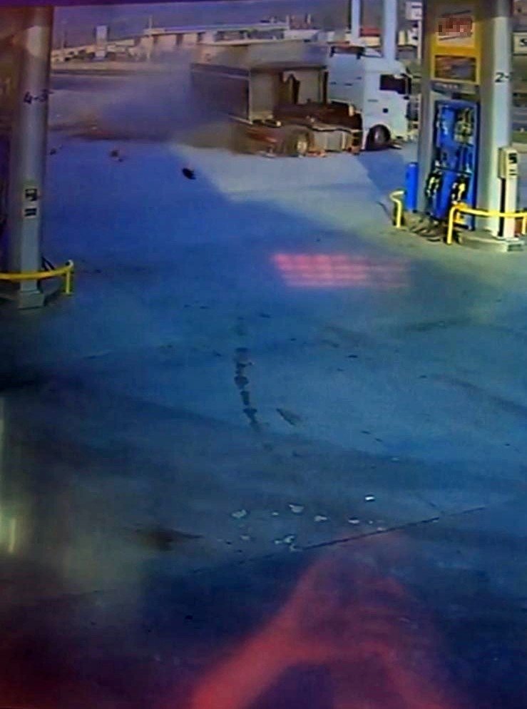 Tır benzinliğe böyle daldı