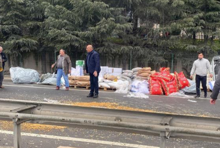 tir-devrildi-kuruyemisler-yola-sacildiykrqn3z0dk