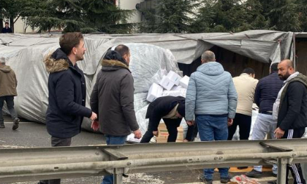 tir-devrildi-kuruyemisler-yola-sacildiykrqn3z0dk