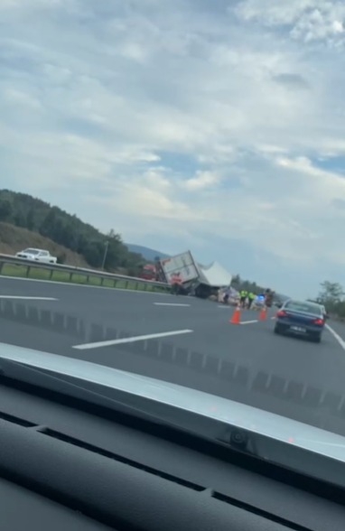 tir-devrildi-malzemeler-yola-sacildivm5tufroaw